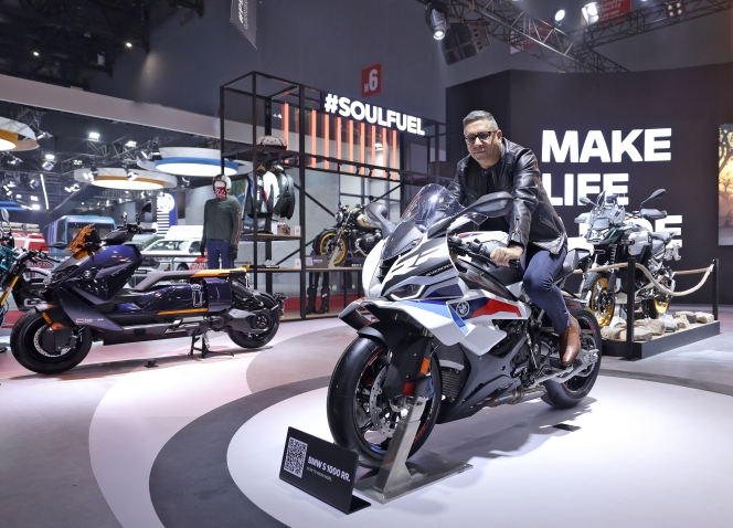 BMW Group India President Vikram Pawah with the new BMW S 1000 RR